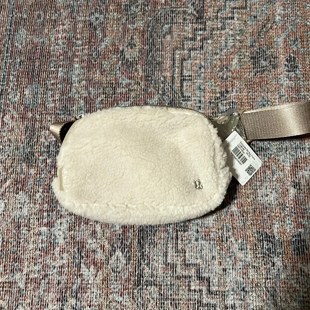 NWT Lululemon Everywhere fleece belt bag in natural